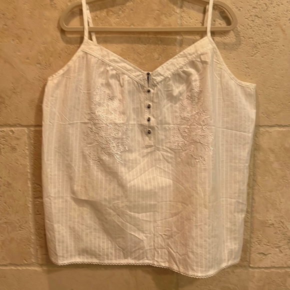 Gorgeous summer camisole style blouse. - Picture 1 of 7